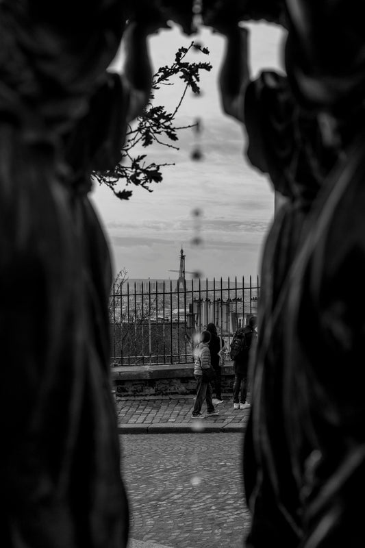 A TRAVERS LE VOILE DE PARIS