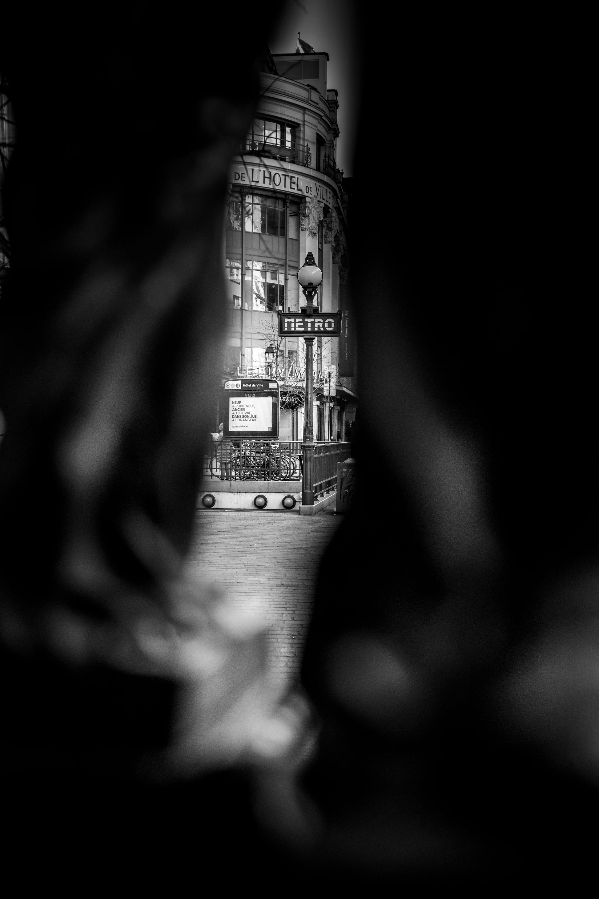 ENTRE LES OMBRES,PARIS SE REVELE