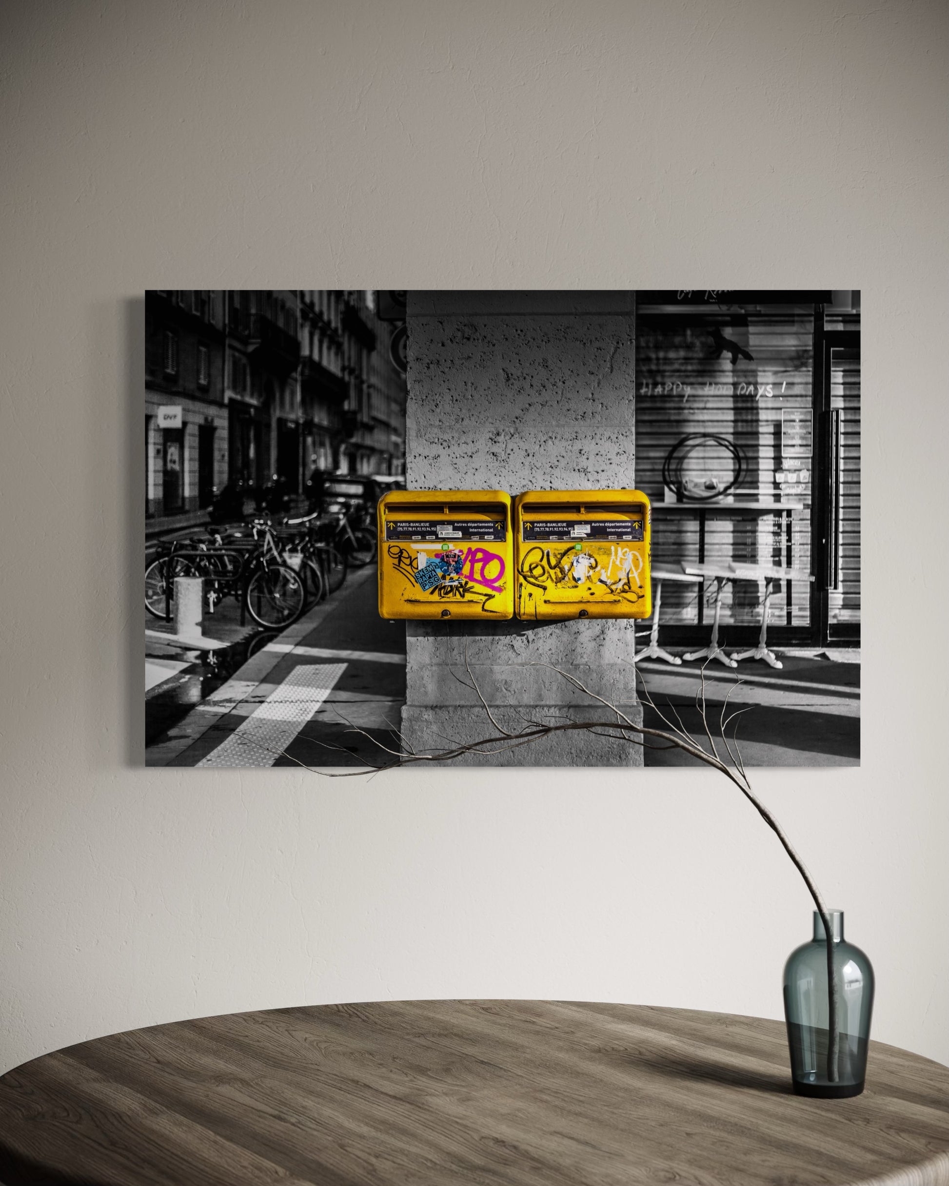 MURMURES EN JAUNE DANS LE SILENCE DE LA VILLE