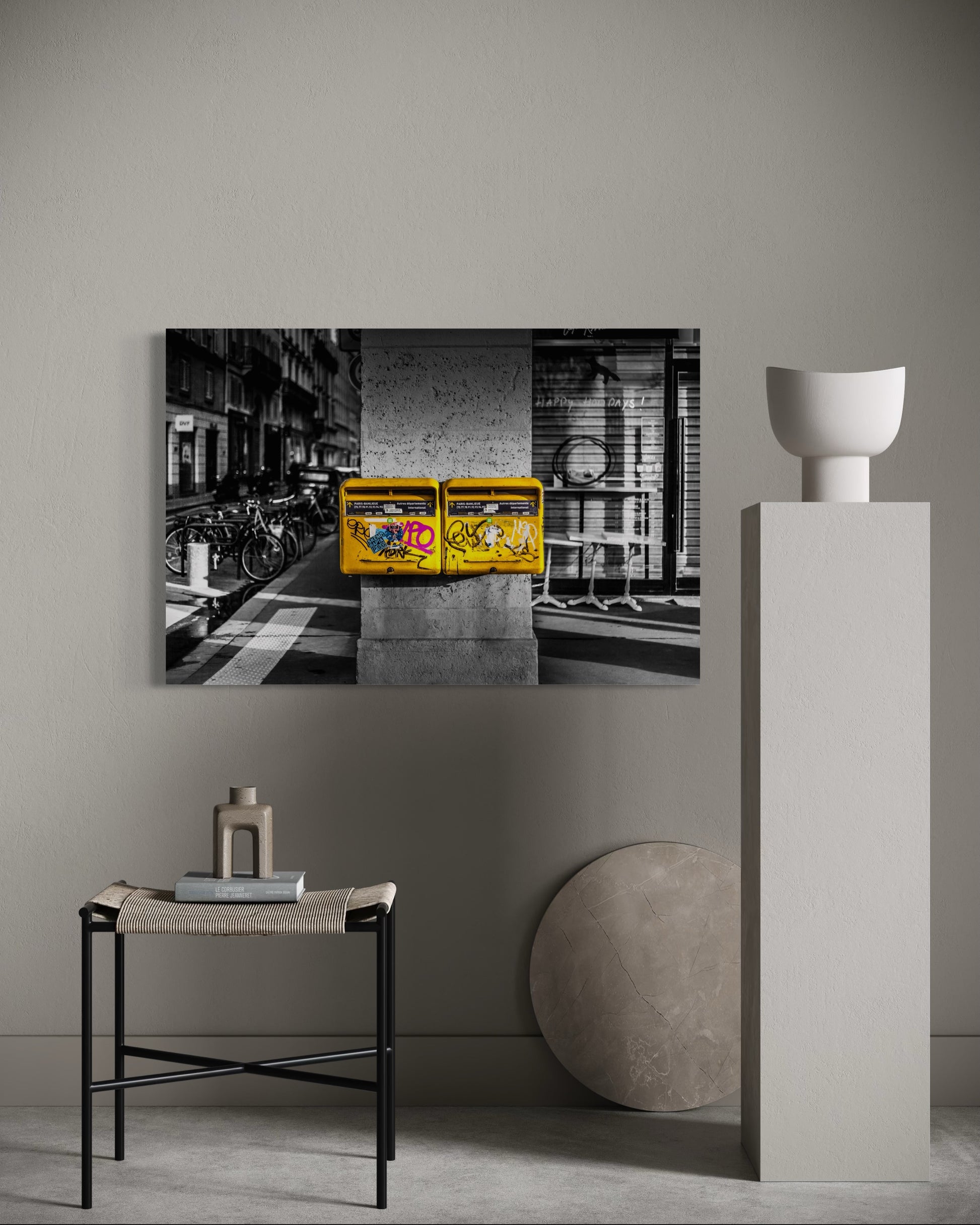 MURMURES EN JAUNE DANS LE SILENCE DE LA VILLE