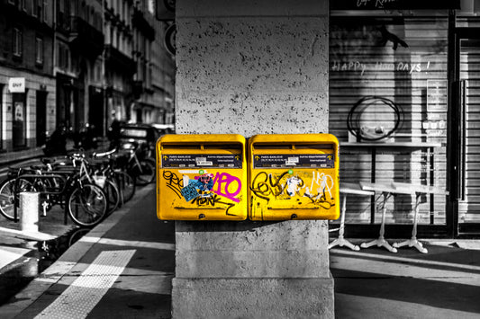 MURMURES EN JAUNE DANS LE SILENCE DE LA VILLE